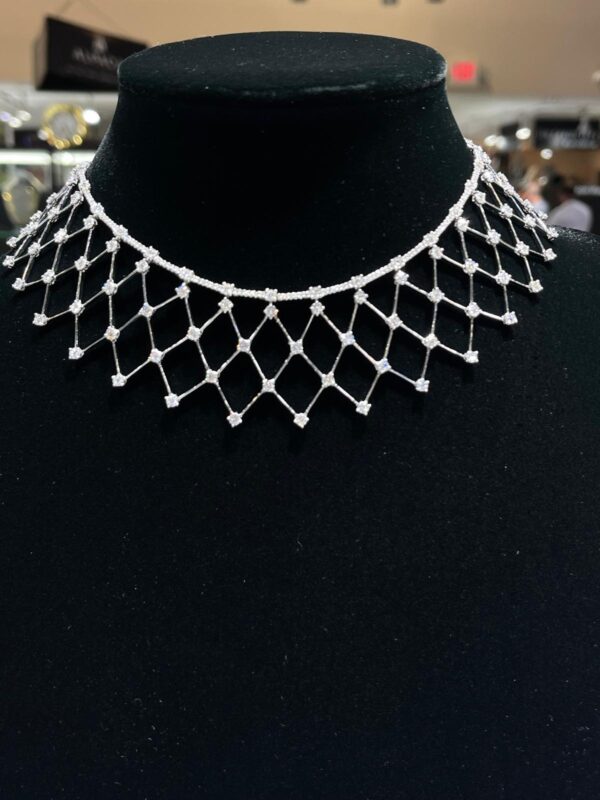 18k Gold Necklace with Diamond Lattice Design